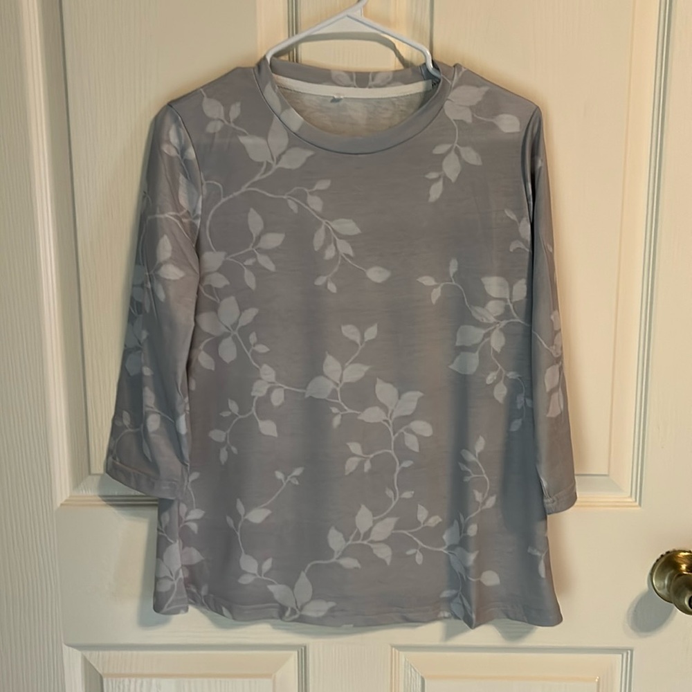 Flattering three-quarter sleeved, floral tunic top. Size small.